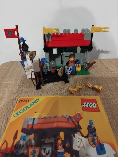 Lego Castle 6041 Lion Knights Armor Shop cas184 cas197