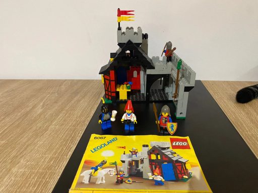 Lego 6067 Castle Lion Knights Guarded Inn